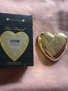 Too Faced Gold Heart Compact Highlighter
